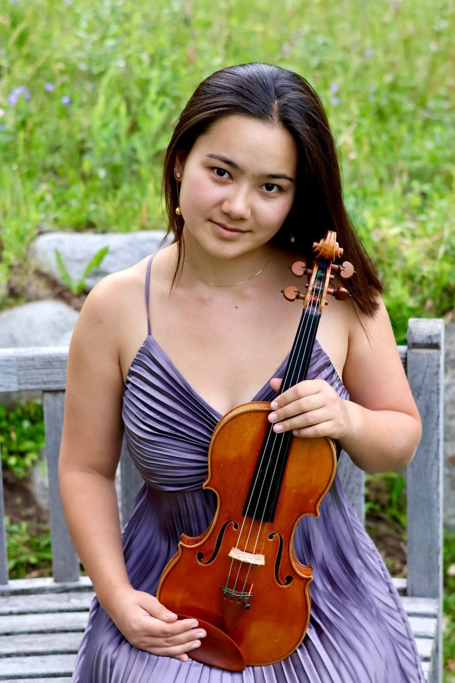 Mari Roes seated with her violin